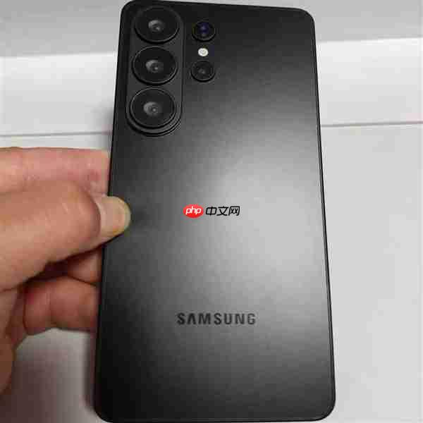 2026年首款万元机皇来了！三星Galaxy S26 Ultra机模上手  第3张