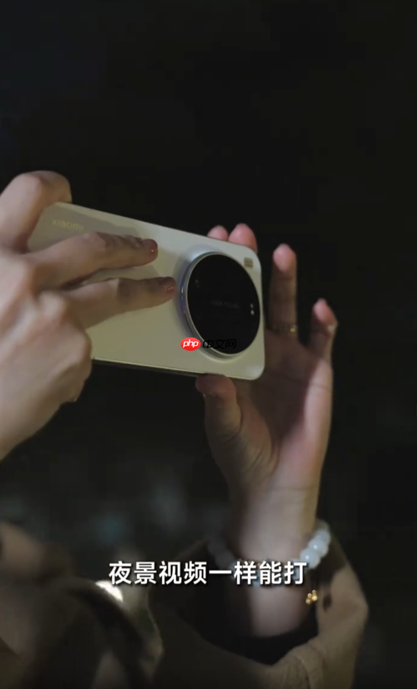 新一代夜神杀到！小米17 Ultra真机全网首秀：大圆Deco、白色机身优雅  第4张