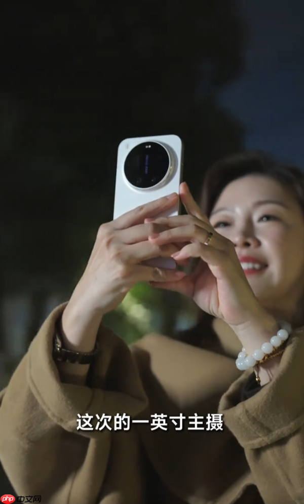 新一代夜神杀到！小米17 Ultra真机全网首秀：大圆Deco、白色机身优雅  第3张