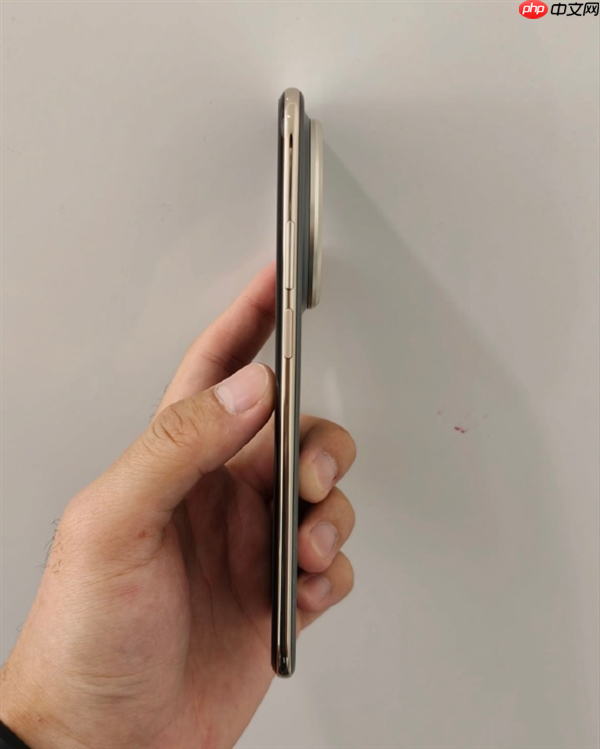 最薄Mate！华为Mate 70 Air真机现身：iPhone Air劲敌来了  第2张