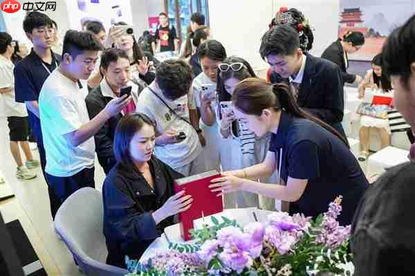 华为新三折叠屏Mate XTs非凡大师开售现场人从众：17999元起  第3张