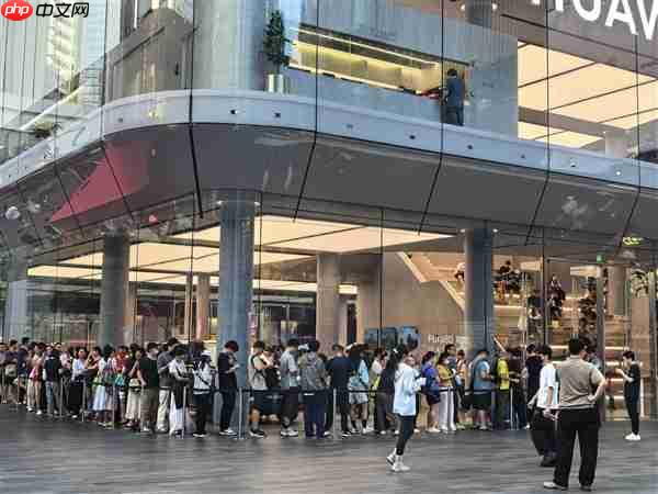 华为新三折叠屏Mate XTs非凡大师开售现场人从众：17999元起  第1张