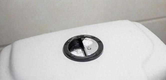 马桶水箱为何有两个按钮（解析马桶水箱的双按钮设计及其优势）  第1张