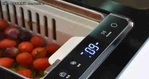 洗碗机洗手机的正确方法（让手机焕然一新）