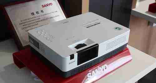 如何应对没有遥控器的老式投影仪（解决老式投影仪遥控器问题的简便方法）  第1张