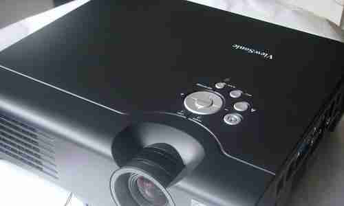 如何应对没有遥控器的老式投影仪（解决老式投影仪遥控器问题的简便方法）  第2张