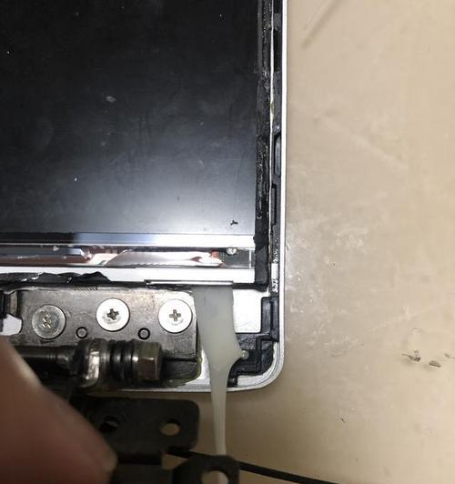 显示器排线口烧了如何修复（快速解决显示器排线口烧坏的问题）  第1张