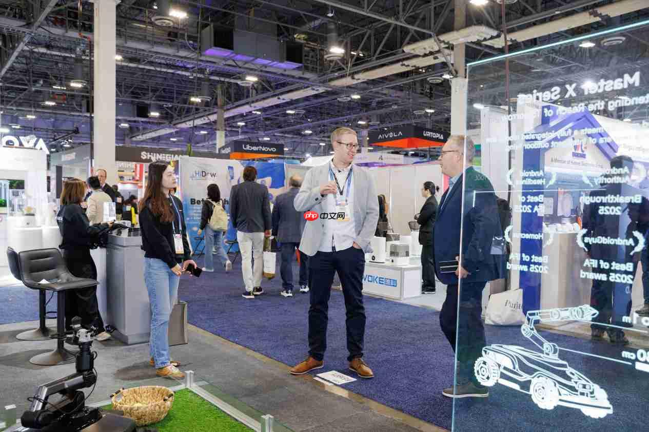 耐士劳发布首款融合星基RTK、AI视觉与激光雷达割草机器人  第1张