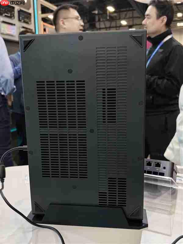 雷神MIX G2独显游戏迷你主机亮相：行业首款Ultra 9 275HX + RTX 5090  第2张