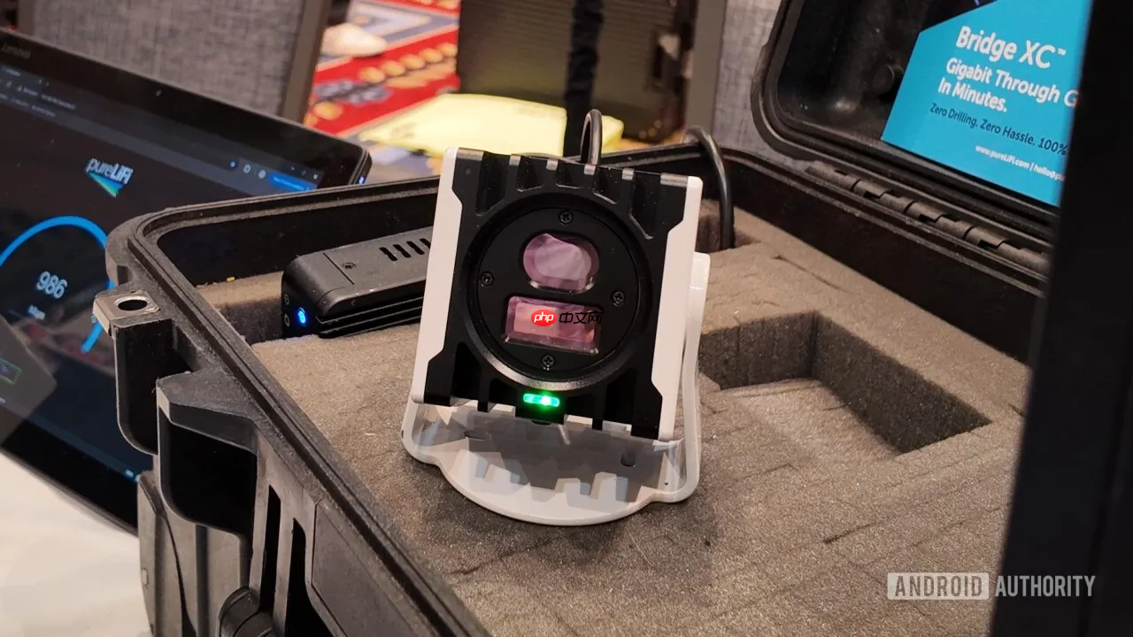 光信号传输 英国厂商pureLiFi在CES展示基于光的LI-FI技术  第1张