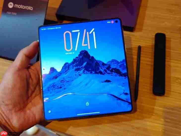 moto推出首款大折叠手机 8.1英寸2K内屏  第6张