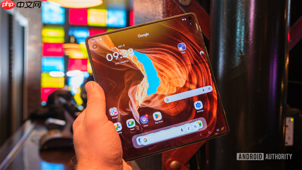 moto首款大折叠屏来了！moto Razr Fold亮相CES  第3张