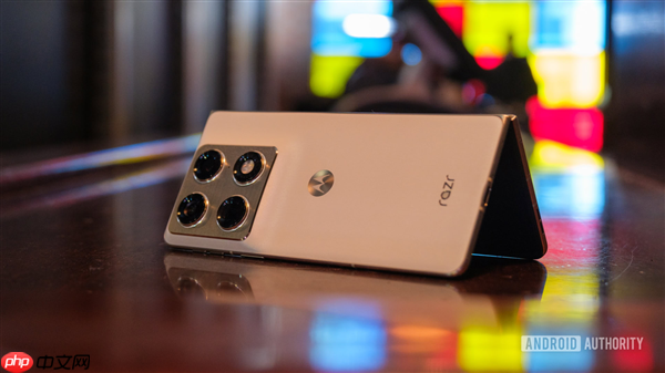 moto首款大折叠屏来了！moto Razr Fold亮相CES  第2张