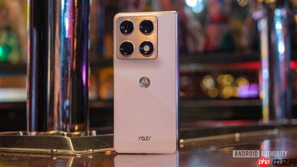 moto首款大折叠屏来了！moto Razr Fold亮相CES  第4张