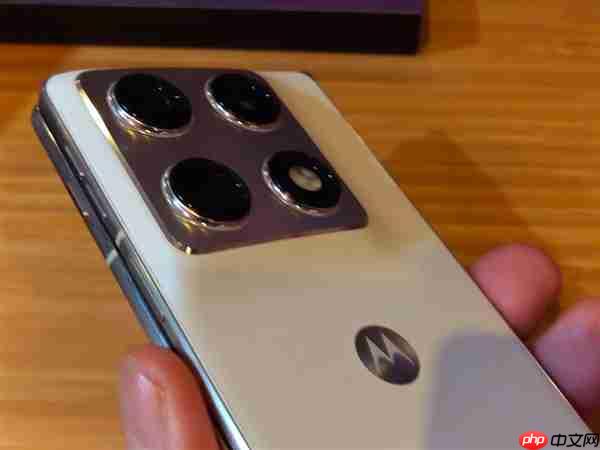 moto首款大折叠屏来了！moto Razr Fold亮相CES  第6张