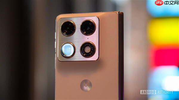 moto首款大折叠屏来了！moto Razr Fold亮相CES  第5张