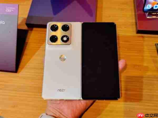 moto首款大折叠屏来了！moto Razr Fold亮相CES  第9张