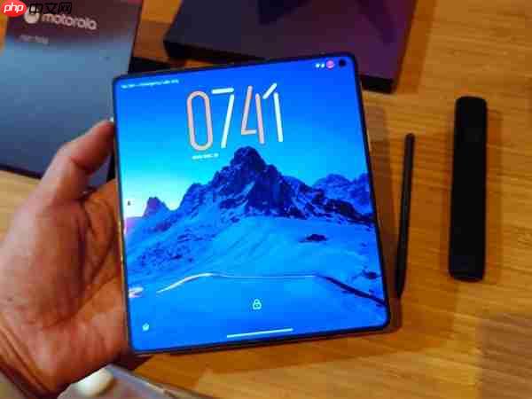 moto首款大折叠屏来了！moto Razr Fold亮相CES  第8张