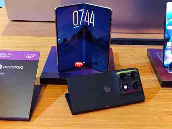 moto首款大折叠屏来了！moto Razr Fold亮相CES  第7张