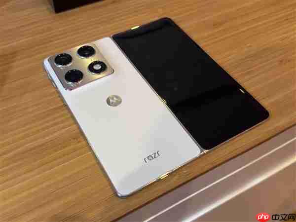 moto首款大折叠屏来了！moto Razr Fold亮相CES  第11张