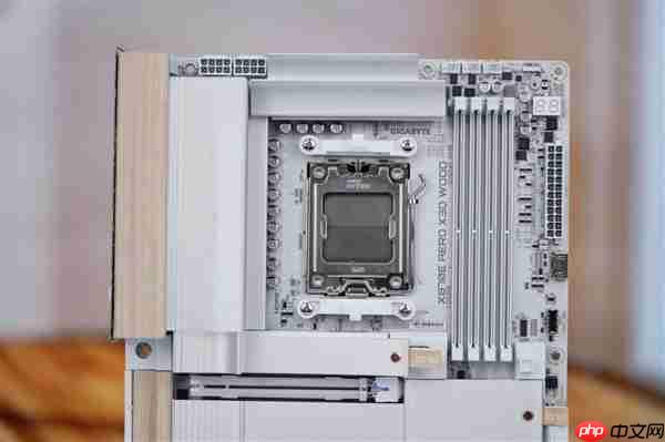 实木+皮革都用上了！技嘉木雕X870E AERO X3D WOOD主板图赏  第3张