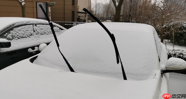 雪天停车时通常会将雨刮器立起来这是为了防止