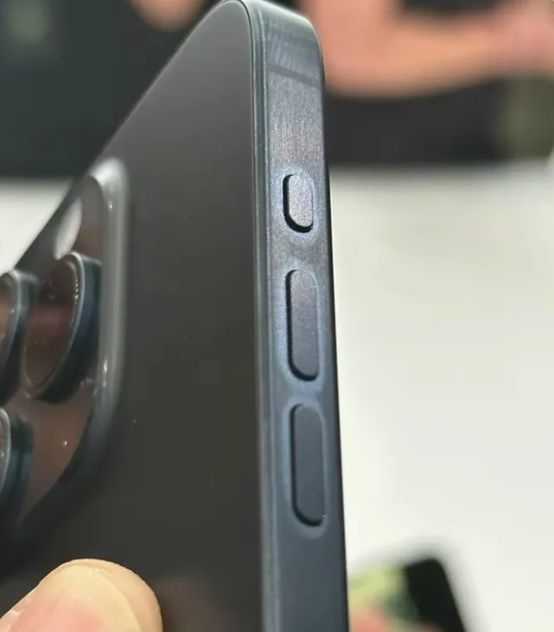 去年买了14 Pro后大悔,iPhone钛合金对比不锈钢体验插图4 iPhone钛合金对比不锈钢体验 去年买了14 Pro后大悔