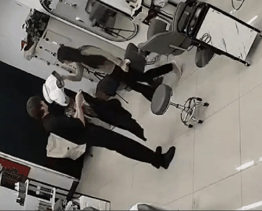 亮证威胁理发店女子被处分 店主回应：感受不到她是真心道歉的 ！