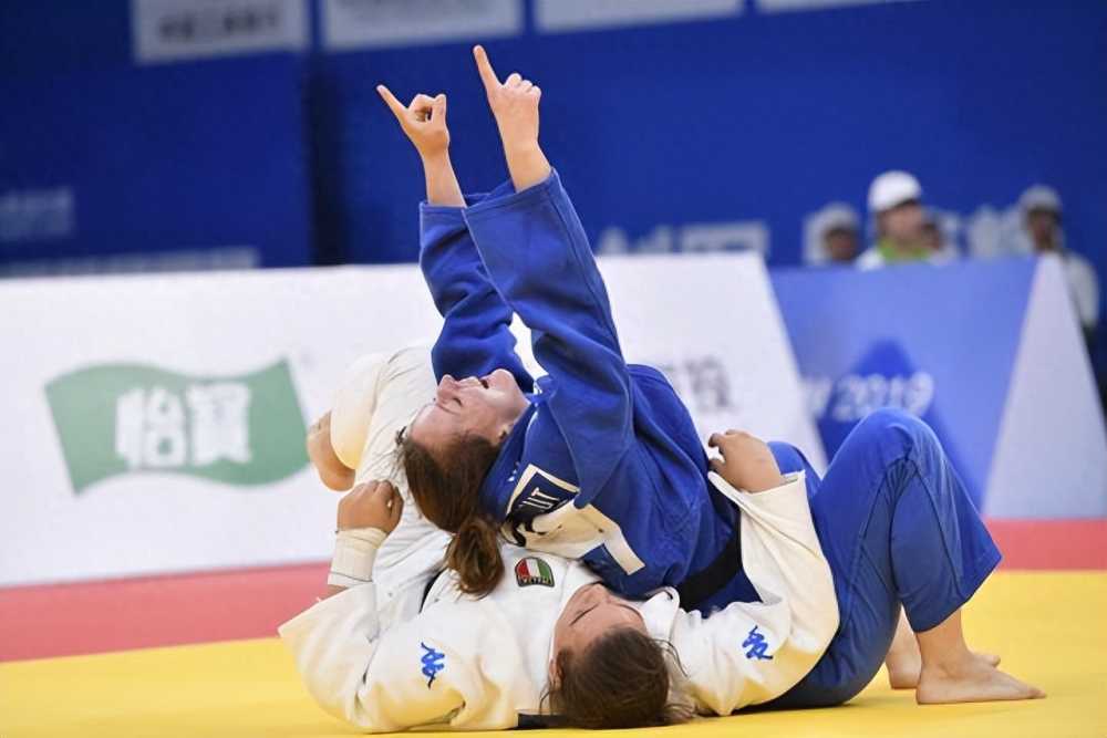 热搜第一！韩国女选手怒扇对手耳光被罚下，亚运最脏动作还抗议？