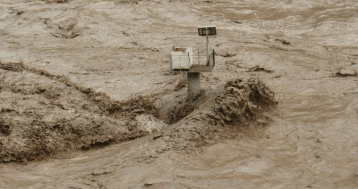 遇到洪水时应穿什么鞋?遇到洪水时来不及撤离应该怎么办