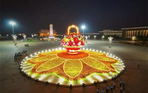 天安门广场巨型花篮亮灯 亮灯要注意这点