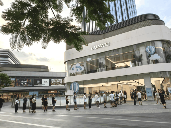 消费者抢购华为Mate60 Pro