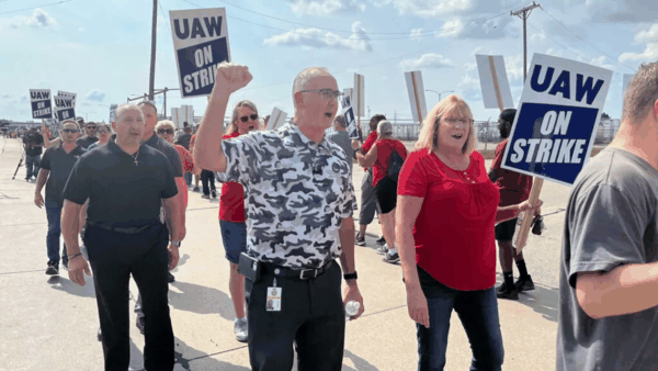 马斯克警告：若同意UAW加薪 汽车三巨头将很快破产