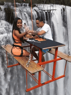 吊到30多层楼高的悬崖瀑布边吃野餐：不怕吃成最后一顿？