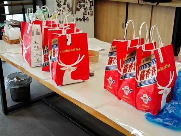 一杯酱香咖啡,又抢下了热搜第一,外国人也离酱香拿铁不远了插图 瑞幸们再这么玩下去 外国人也离酱香拿铁不远了