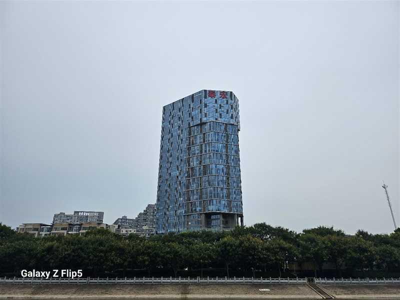 性能超强的防水小折叠！三星Galaxy Z Flip5评测：这次副屏花样多多