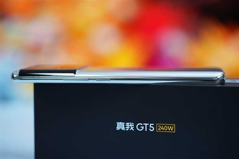 感受一块玻璃的高端质感！真我GT5评测：首创极客性能面板 让芯片调度看得见