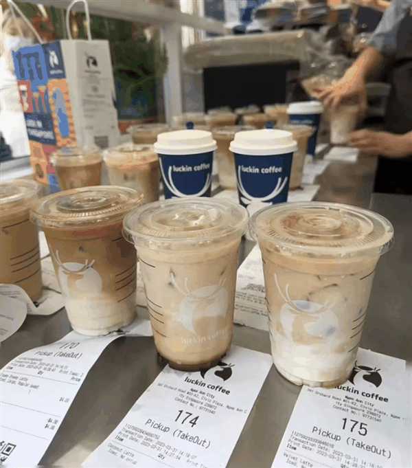 一杯酱香咖啡,又抢下了热搜第一,外国人也离酱香拿铁不远了插图11 瑞幸们再这么玩下去 外国人也离酱香拿铁不远了