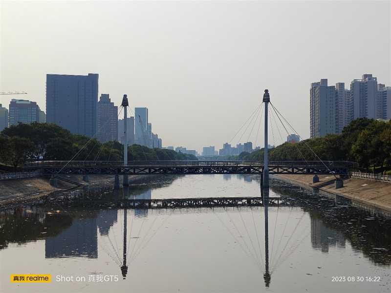 感受一块玻璃的高端质感！真我GT5评测：首创极客性能面板 让芯片调度看得见