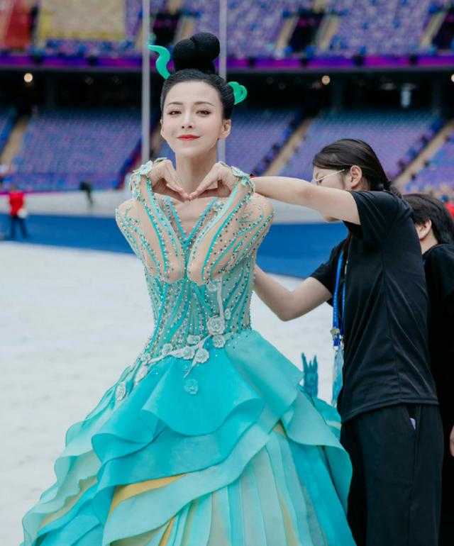 亚运开幕式,舞蹈演员李倩美出圈插图4 亚运开幕式,舞蹈演员李倩美出圈插图4