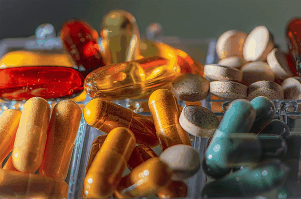 俞敏洪称最多时一年吃300片安眠药