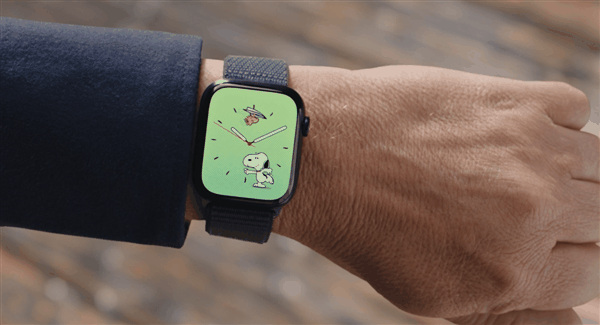 Apple Watch Series 9带来了全新手势“双指互点”，官方称之为超乎想象的新手势