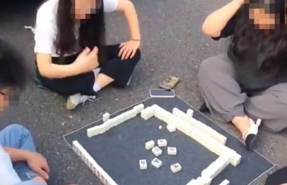 1高速堵车6小时 车友坐地打麻将