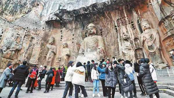 游客在龙门石窟挤到怀疑人生 被挤注意一点插图 游客在龙门石窟挤到怀疑人生
