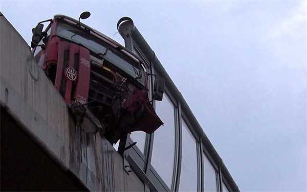 堵车着急小便坠下高架桥 护栏背后的“深渊”