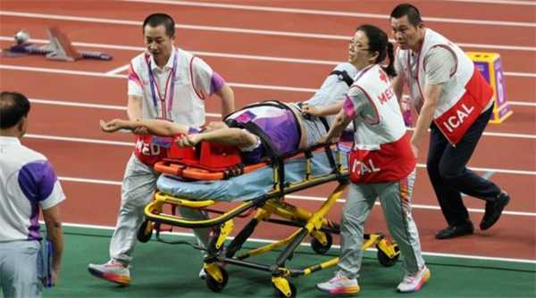 被链球砸骨折 生命体征平稳 赛场安全需重视