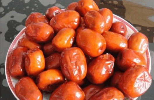 醉枣做出来是不是红色的?醉枣为什么不红