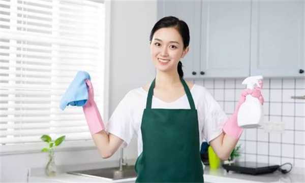 爷爷奶奶有一千多万还在当保洁 为什么要去当保洁