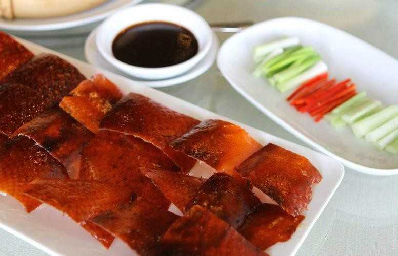 女子称买烤鸭遇店员做假动作片肉 鬼称后再现鬼肉