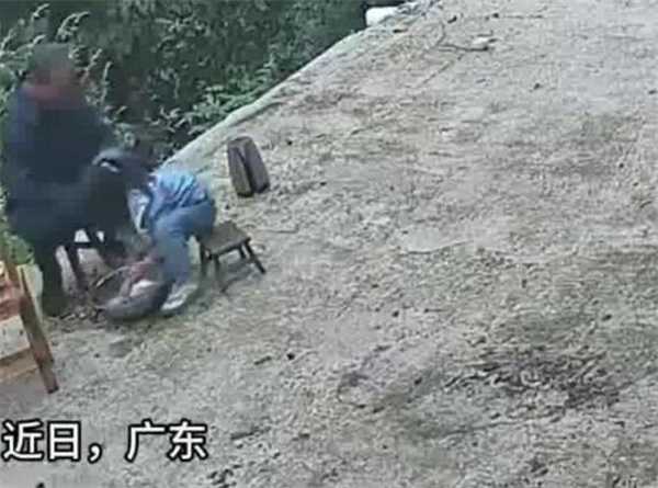 爷爷摔倒孙女找人帮忙后才敢大哭 老人也需被呵护